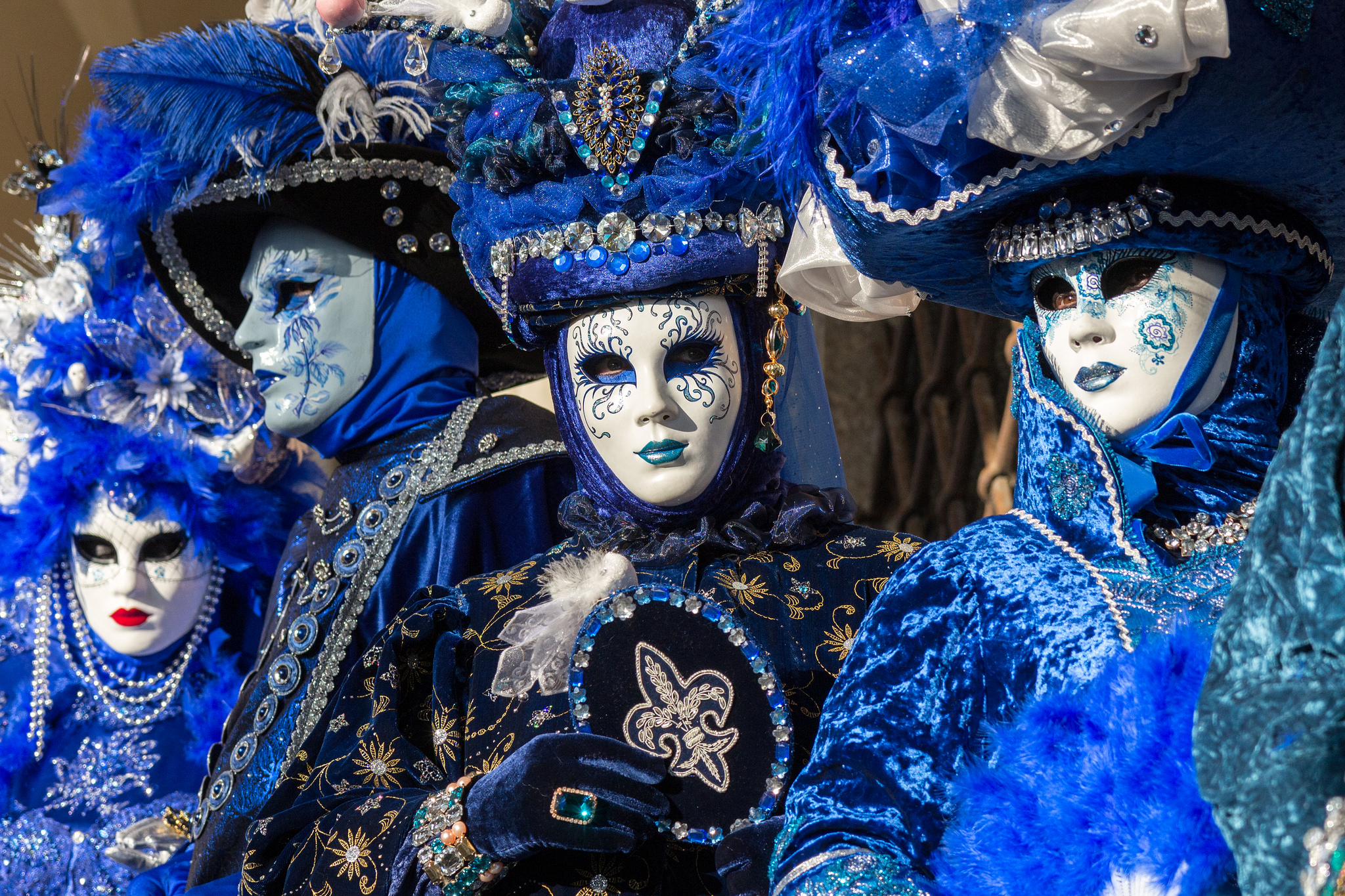 Одевали карнавал. Венецианский бал-маскарад. Венецкий карнавал. Венецианский карнавал человек. Венецианский карнавал маски.